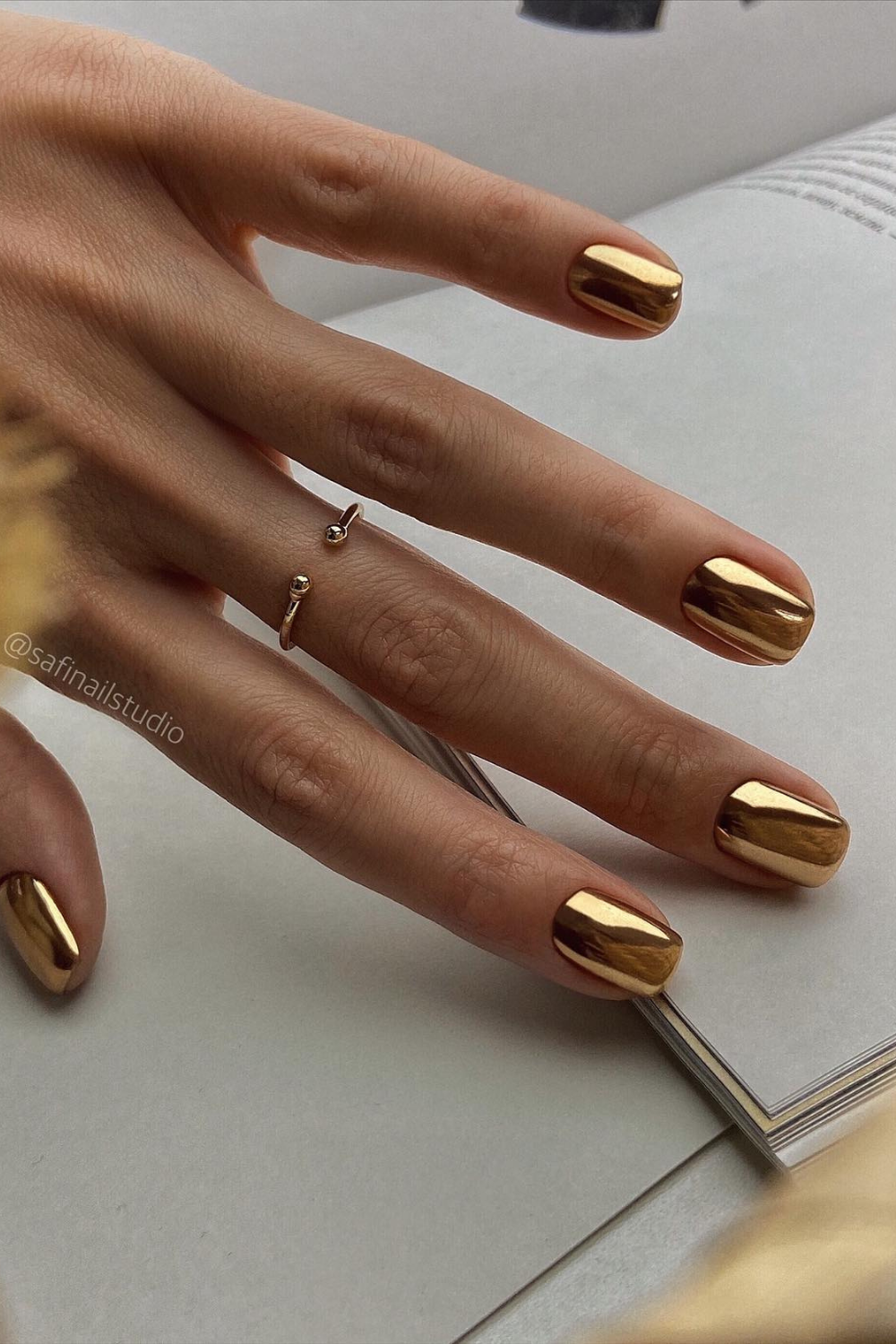 Autumn Nail Trends 2022: Foil Nails