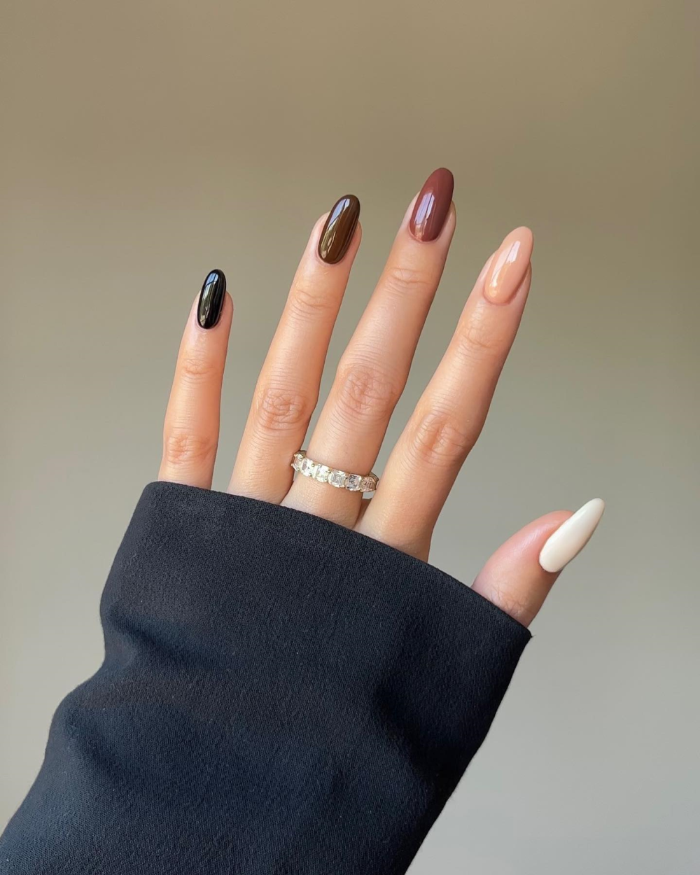 Autumn Nail Trends 2022: Gradient Neutral Manicure 