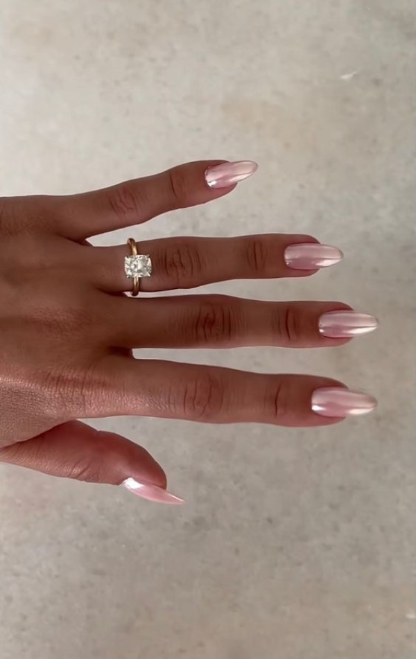 Winter Nails: Pink Chrome Manicure | Aurora Lovestrand